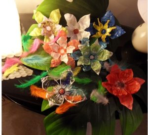 Fiori di plastica creati riciclando bottiglie di plastica