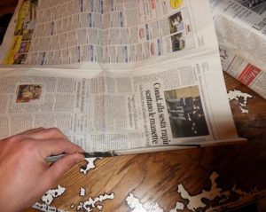 costruire manici borsa con fogli di giornale