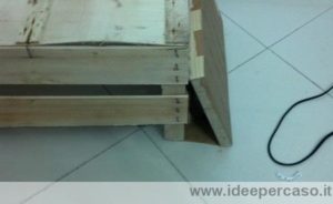 fissare una tavola inclinata alla base della cassetta di legno