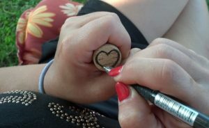 disegnare un cuore sul tappo di sughero con un pennarello