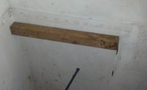 Fissare listello di legno sul muro