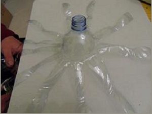 tagliare a strisce bottiglia di plastica