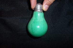 vecchia lampadina riempita di sale colorato 
