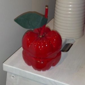 fare una mela di plastica rossa