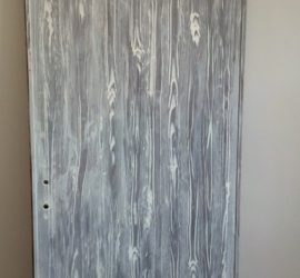 porta decorata effetto finto legno