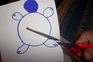 disegnare forma di una tartaruga su un foglio di carta