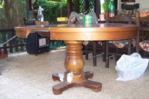 tavolo rotondo di legno vintage