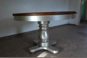 vecchio tavolo legno restaurato e dipinto argento