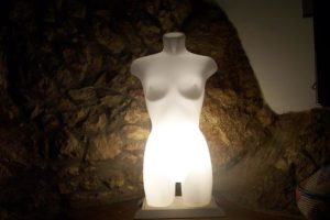 lampada realizzata con un manichino da donna