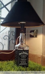 lampada con bottiglia di vetro di jack daniels