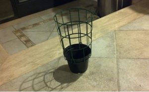 vaso di plastica con rete di protezione per piante 