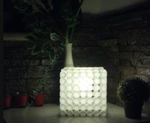 lampada ecodesign con tappi di plastica
